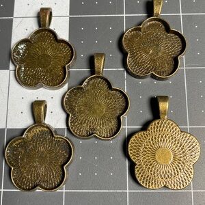 Finding: Bronze Flower Pendant (5)